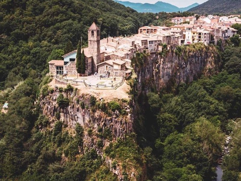 Perfect places like this one are what make Castellfollit de la Roca a dream-like village 😍 #livelovespain (_